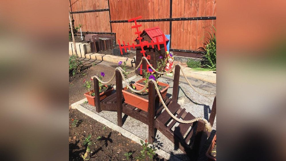 Школьник из Челябинска зарабатывает на производстве деревянных фигур