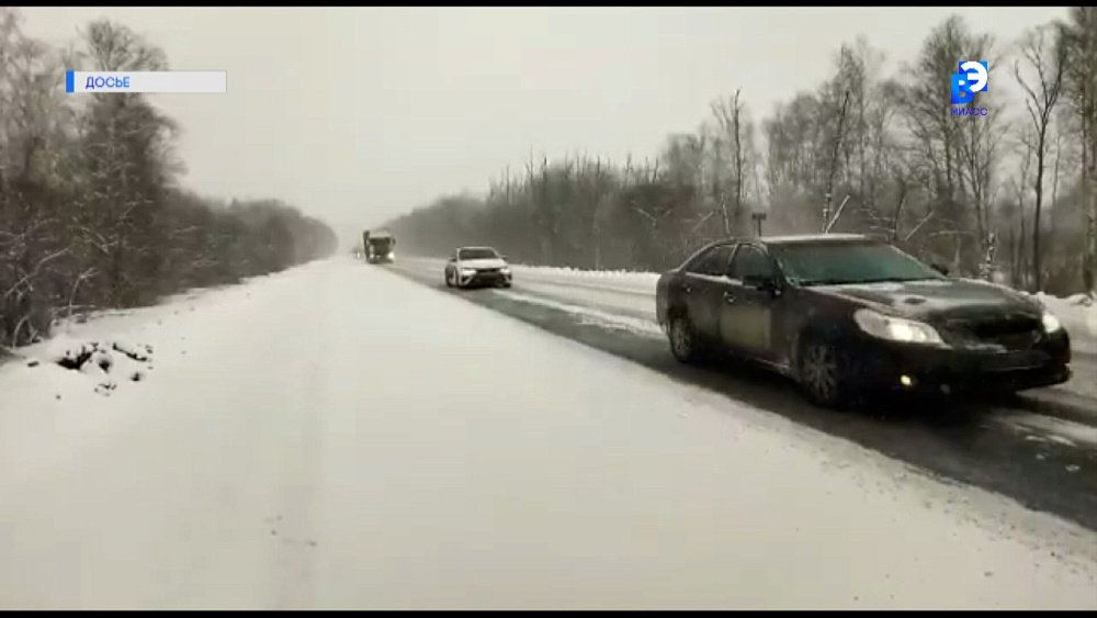 Непогода вызывает трудную транспортную обстановку