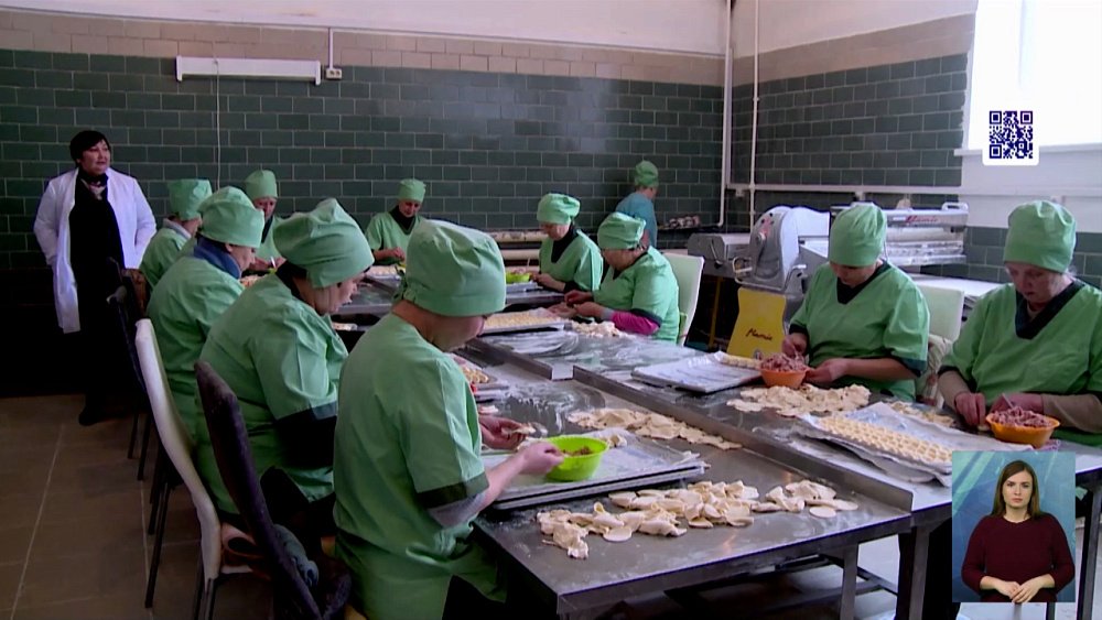 Супруги из Чебаркуля делают пельмени и вареники