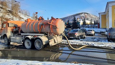 В центре Златоуста устраняют последствия порыва на канализационном коллекторе