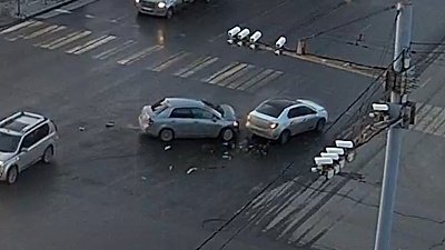 В центре Челябинска столкнулись два легковых автомобиля