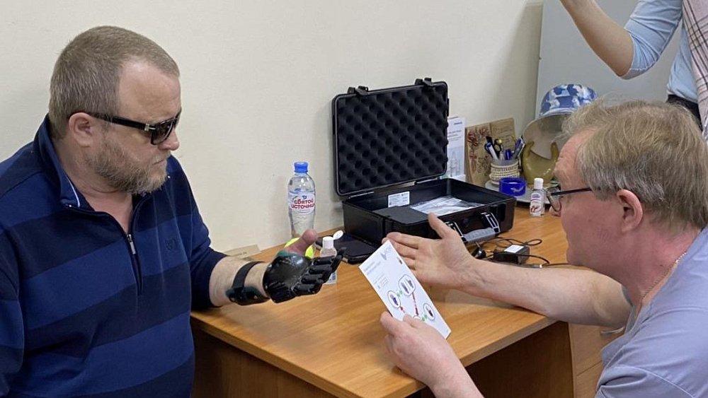 Потерявший пальцы шахтер из Челябинской области получил протез ценой 5,7 млн рублей