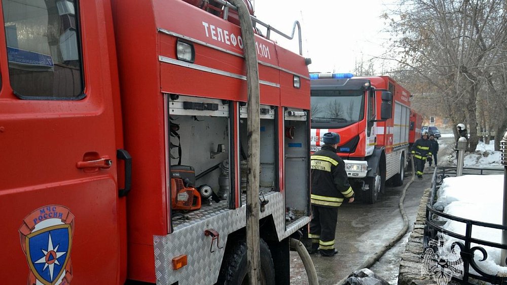 В Челябинске из‑за пожара в сауне спорткомплекса на улицу эвакуировались 10 человек