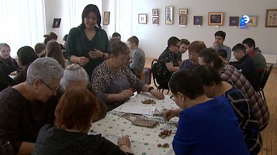 На ремесленной выставке играют в бирюльки