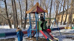 Спасатели из Копейска расчистили от снежных завалов интернат в поселке Горняк