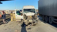 Под Челябинском автобус с пассажирами врезался в фуру