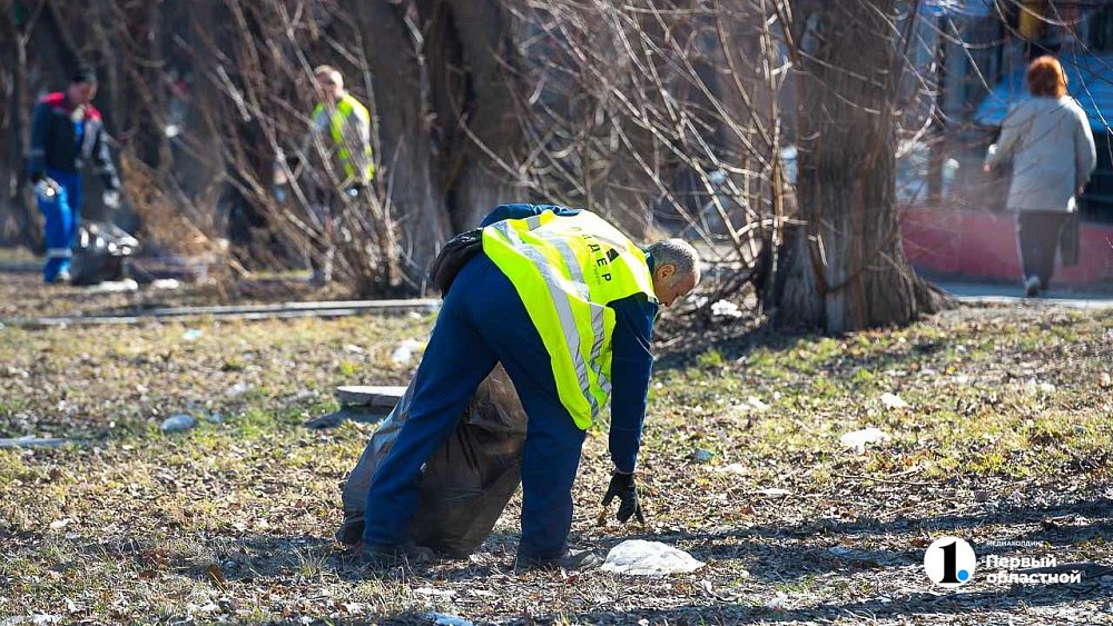 В Челябинске с газонов начали собирать мусор и ветки
