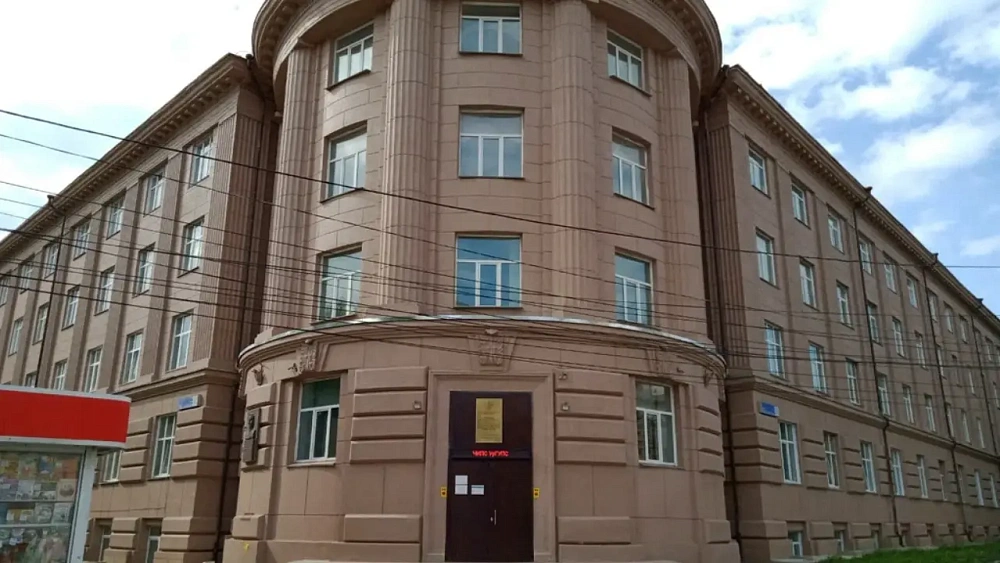 В Челябинске студентов нескольких учебных заведений эвакуировали из‑за сообщений о минировании