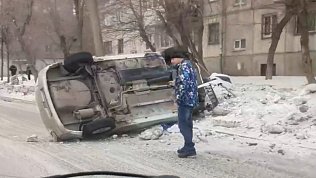Перевернувшийся в Магнитогорске автомобиль попал на видео