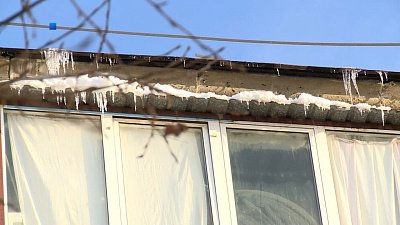 Как в Челябинской области убирают сосульки и сугробы?