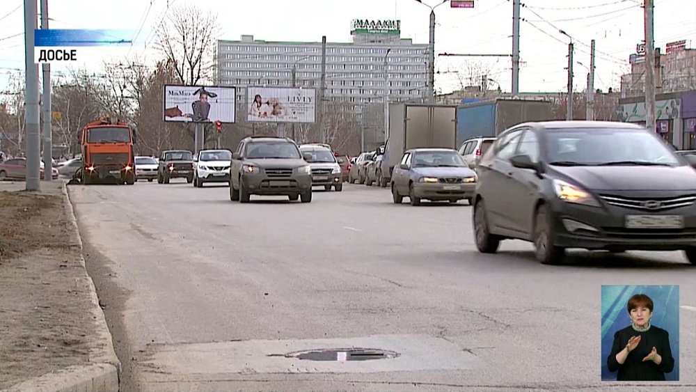 В Челябинске убирают мусор и чинят дороги