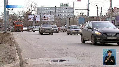 В Челябинске убирают мусор и чинят дороги