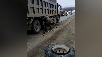 В Челябинской области на трассе М-5 грузовик повредил два колеса