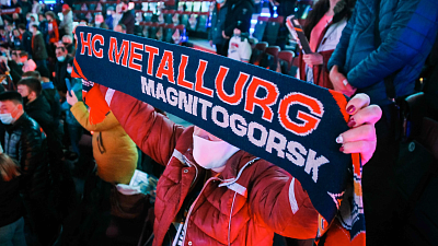 В «Металлурге» осудили наклейки со свастикой на барабане у болельщика на хоккейном матче в Омске