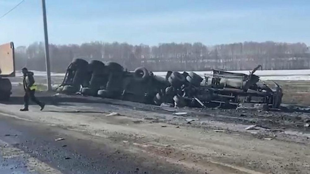 На трассе под Челябинском столкнулись три грузовика