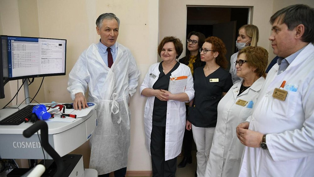 Челябинские медики освоили передовые аппараты для помощи переболевшим COVID людям