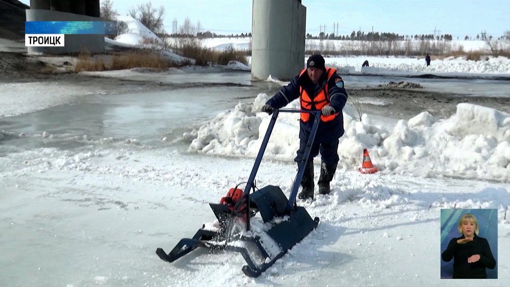 В Троицке проходит распиловка льда