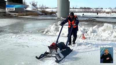 В Троицке проходит распиловка льда