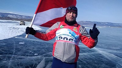 Конькобежец из Миасса выиграл 50‑километровый забег на Байкальском марафоне