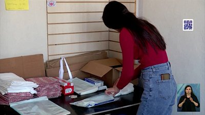 Южноуральцы отшивают салфетки и пеленки фронту