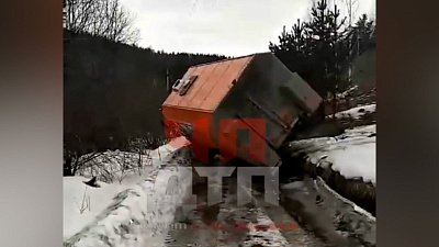 Вахтовый автобус КАМАЗ перевернулся в Челябинской области