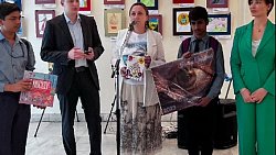 Ирина Текслер увезла рисунки челябинских детей на международную выставку в Индии