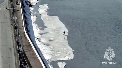 В Челябинске сотрудники МЧС заметили рыбаков на тонком льду