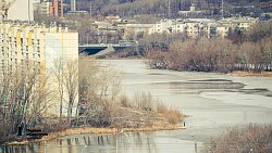 В Челябинске спасатели эвакуировали застрявших на льдине школьников