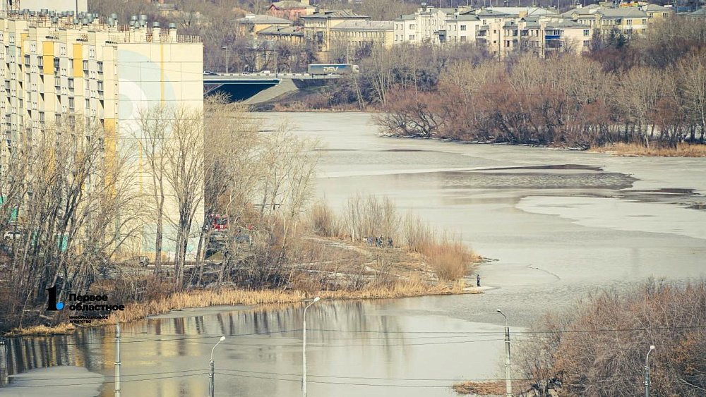 Челябинские спасатели вытащили из реки Миасс тело мужчины
