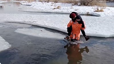 В Челябинске спасатели эвакуировали подростков со льдины