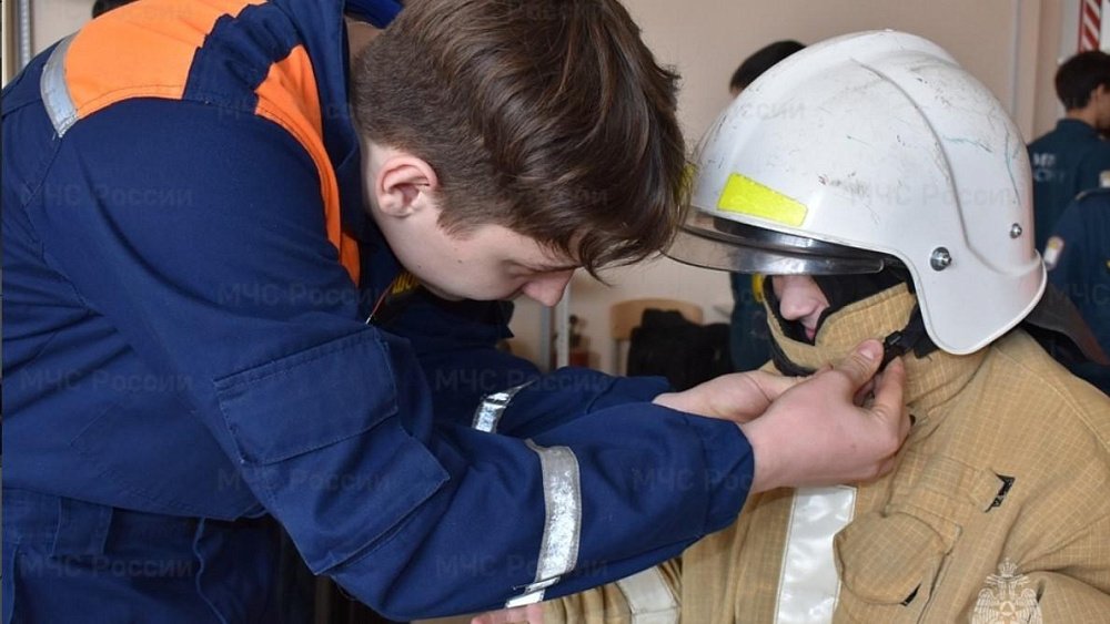 В Челябинске студенты-спасатели провели практическое занятие для кадетов