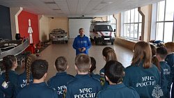 В Челябинске студенты-спасатели провели практическое занятие для кадетов