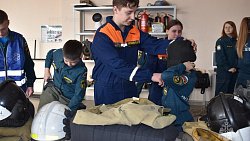 В Челябинске студенты-спасатели провели практическое занятие для кадетов