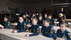 В Челябинске студенты-спасатели провели практическое занятие для кадетов