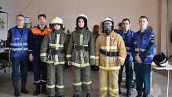 В Челябинске студенты-спасатели провели практическое занятие для кадетов