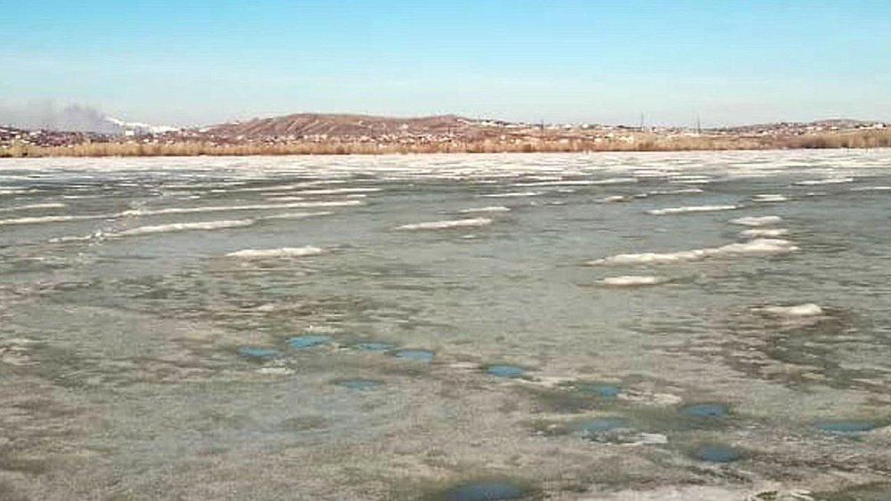 В Магнитогорске две школьницы застряли на льдине на реке Урал
