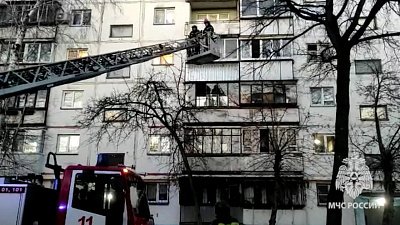 В Челябинске спасатели сняли с карниза балкона ребенка