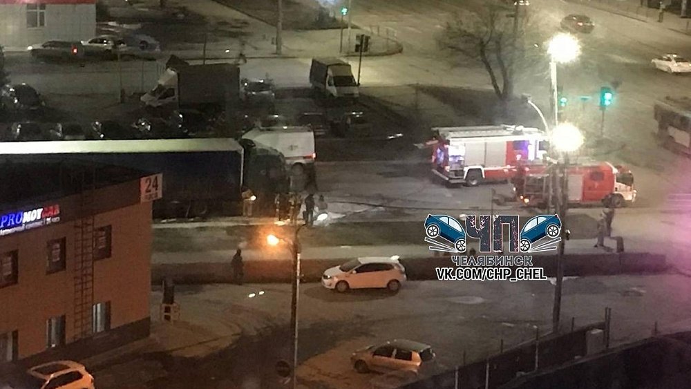 Фура загорелась в движении в центре Челябинска