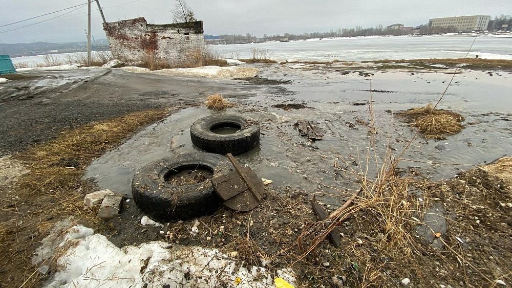В Верхнем Уфалее стоки из переполнившейся канализации потекли в городской пруд