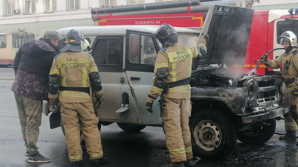 В центре Челябинска на дороге загорелся автомобиль