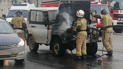 В центре Челябинска на дороге загорелся автомобиль