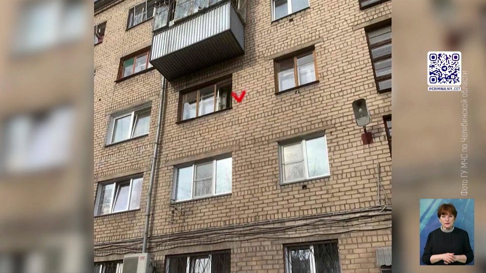 Двухлетний малыш едва не выпал из окна