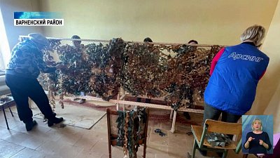 Волонтеры плетут маскировочные сети