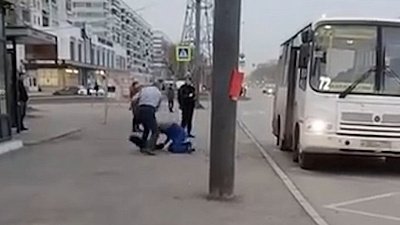 Драка водителя маршрутки и пассажира в Челябинске попала на видео