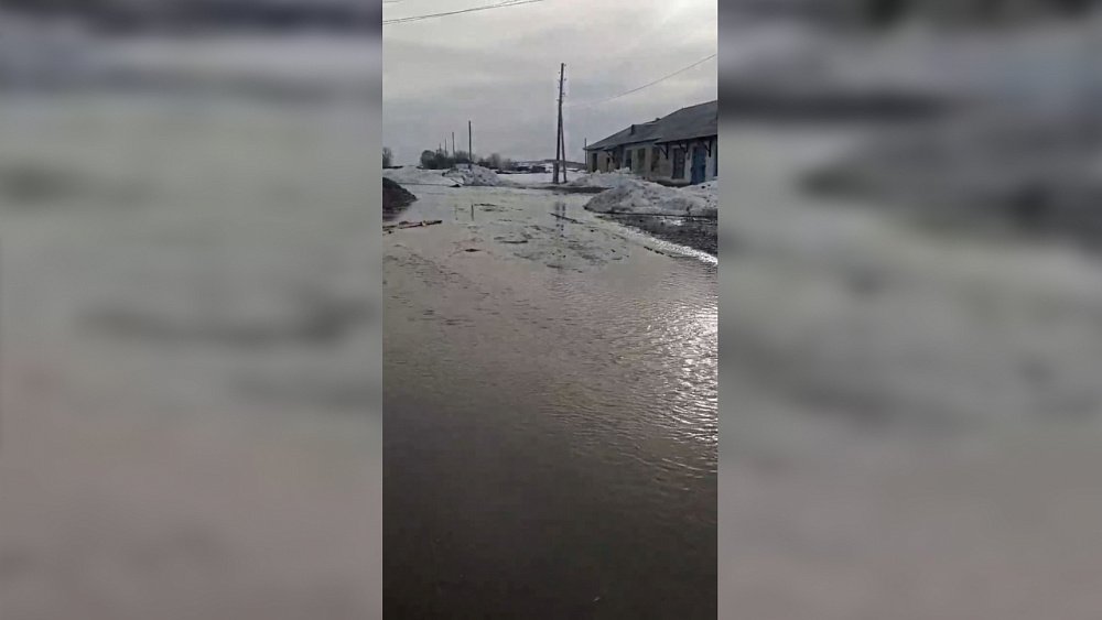 Поселок на юге Челябинской области затапливает талым снегом