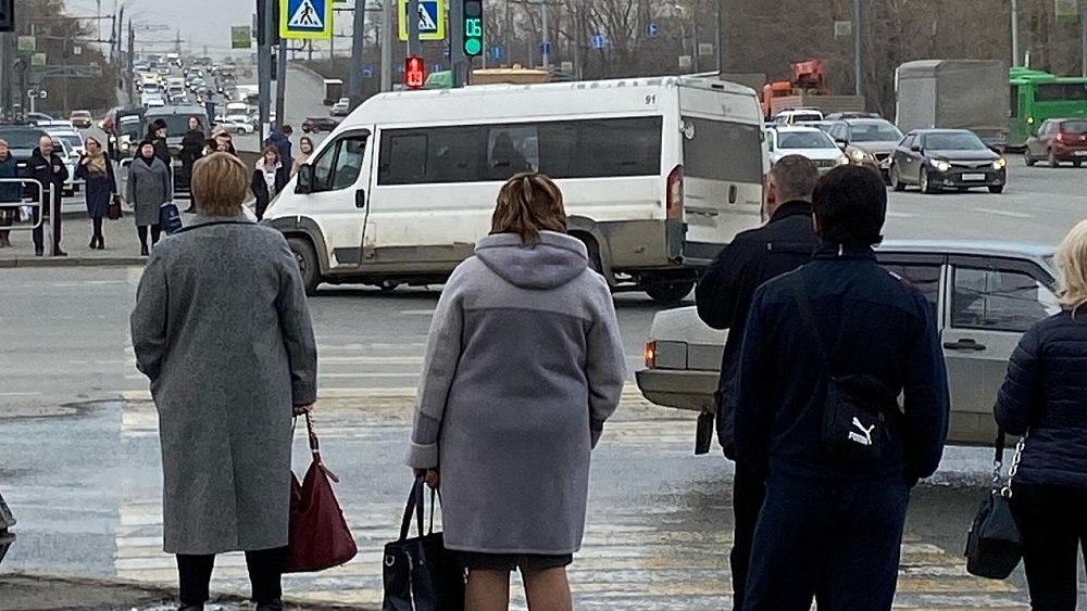 В Челябинске у маршрутки с пассажирами на ходу отпало колесо