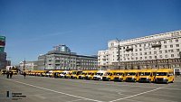66 новых школьных автобусов и медицинских автомобилей передали в города и районы Челябинской области