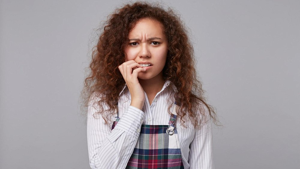 Привычка грызть ногти говорит о неврозе