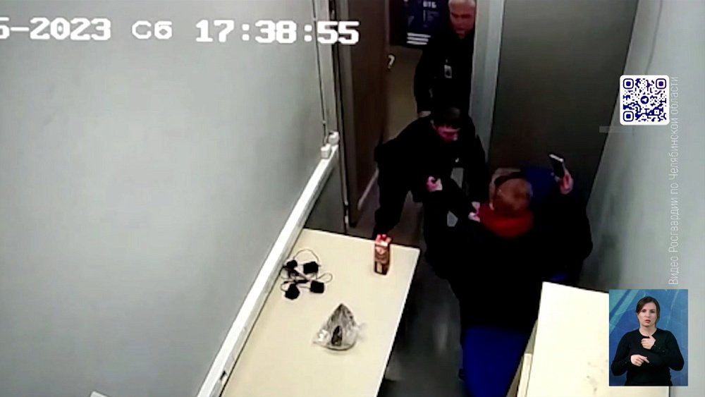 Мужчина украл из супермаркета живого карпа