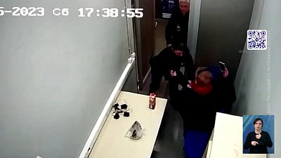 Мужчина украл из супермаркета живого карпа